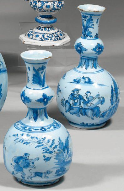 NEVERS Paire de vases double gourde décorés en camaïeu bleu de scènes animées de...