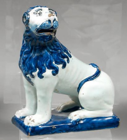 ROUEN Figurine représentant un lion assis sur une terrasse ; la crinière, la gueule,...