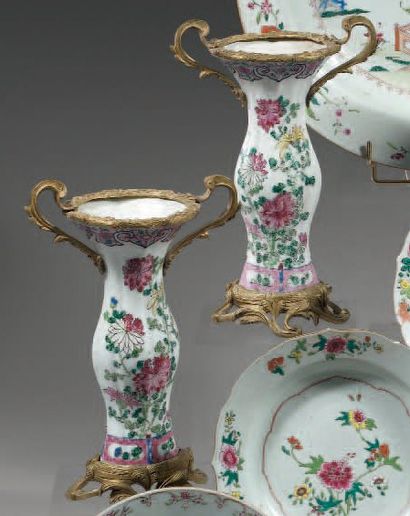 CHINE, Compagnie des Indes Paire de vases côtelés de forme balustre décorés en émaux...