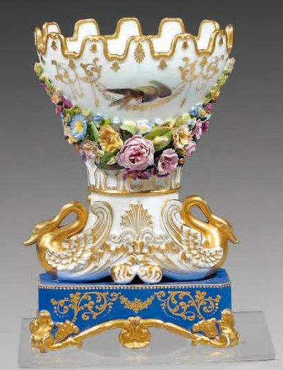 PARIS, manufacture de Jacob PETIT Vase crénelé reposant sur deux cygnes dorés posés...