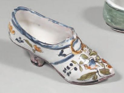 NORD Chaussure à décor floral polychrome et boucle ocre. Seconde moitié du XVIIIème...