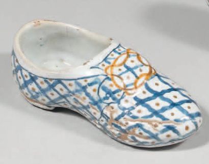 LA ROCHELLE Chaussure décorée en bleu et ocre de quadrillages et de points XVIIIème...