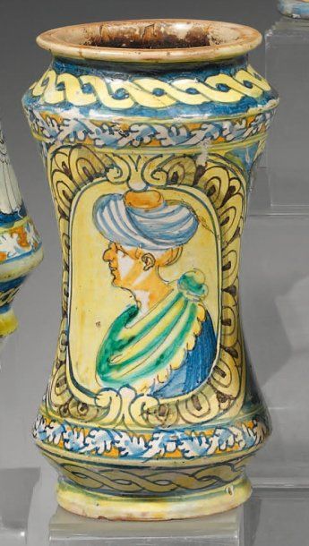 PALERME Albarello cylindrique incurvé à décor polychrome représentant le buste d'un...