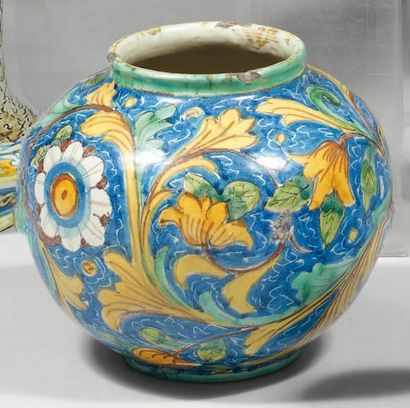 ITALIE du SUD, dans le style de Caltagirone Vase boule décoré en polychromie d'un...