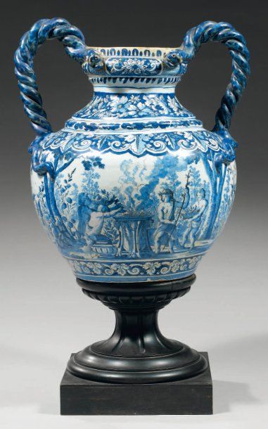 DELFT Grand vase de forme balustre à deux anses formées de deux serpents enlacés,...
