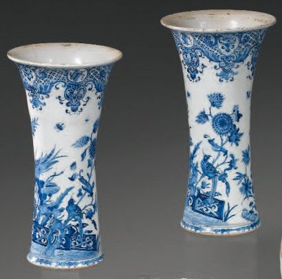 DELFT Paire de vases cornets décorés en camaïeu bleu d'oiseaux perchés sur des rochers...