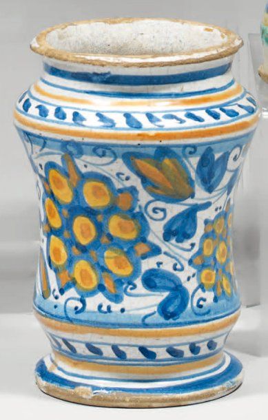 LYON Petit albarello cylindrique incurvé dit « pilulier » décoré en bleu et ocre...
