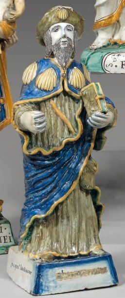 NEVERS Grande statuette représentant Saint Jacques debout sur un tertre, décoré en...