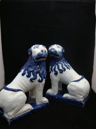 ROUEN Paire de figurines représentant des lions assis sur des terrasses ; les crinières,...