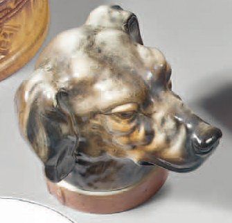 null Pot à tabac à la tête de chien au collier, inscription : MEDOR. St. Clément...