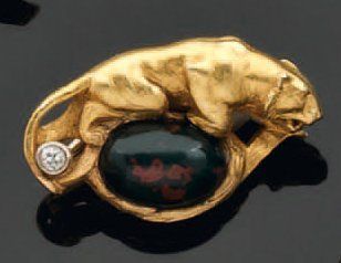 null "Charm's" pin's en or guilloché, stylisant un tigre posant sur un cabochon de...