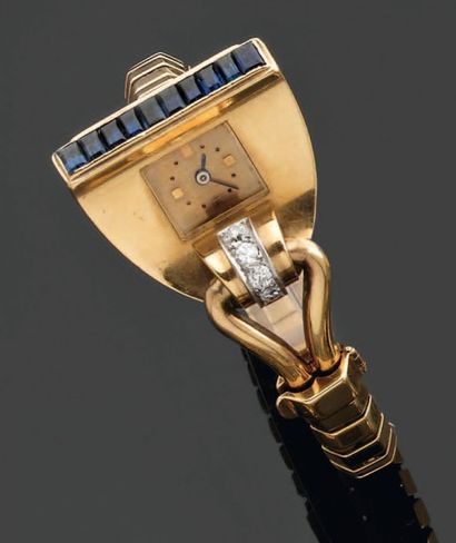BOUCHERON EVENTAIL Elégante montre bracelet de dame en or, stylisant un motif en...