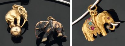 null Bel ensemble en or ciselé et ivoire composé de 3 "charm's" stylisant des éléphants...