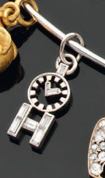 VCA. Délicat "Charm's" en platine ajouré stylisant une horloge ponctuée de diamants...