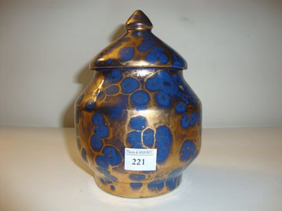 POINTU Léon-Alexandre (1879-1942) Pot couvert en grès émaillé bleu et or. Décor de...