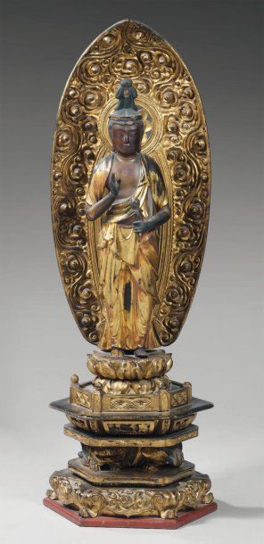 null Statuette de Kannon en bois laqué or, debout sur un double lotus posé sur un...