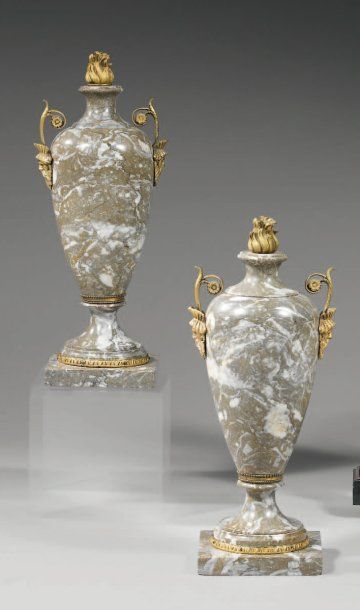 null Paire de vases ovoïdes en marbre brèche beige. Monture de bronze ciselé et doré...