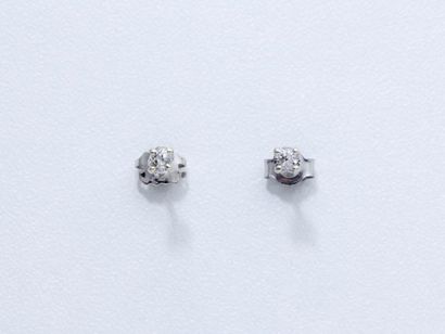 null Paire de clous d'oreilles en or gris 750 millièmes ornés de diamants taille...