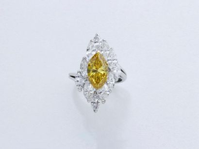 null Bague en or gris 750 millièmes, ornée d'un diamant jaune taille navette en serti...