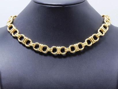 null Collier or 750 millièmes, composé de maillons ovales godronnés stylisés, agrémenté...