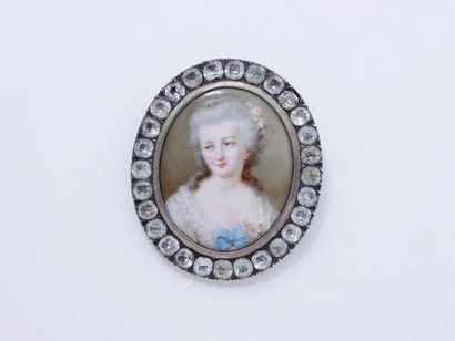 null Broche ovale en métal contenant un portrait miniature peint sur émail d'une...