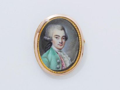 null Portrait miniature ovale d'un homme portant une perruque et une veste verte,...