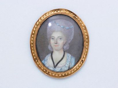 null Portrait miniature ovale représentant une femme en buste, dans un cerclage en...