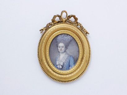 null Portrait miniature ovale d'une femme en robe bleue, dans un beau cadre d'époque...