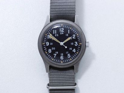 null ANONYME
Vers 1979
Montre bracelet de l’US Army en métal. Boîtier rond. Cadran...
