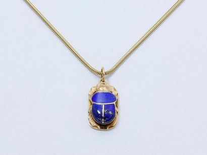 null Pendentif en or 750 millièmes, stylisant un scarabée rehaussé de lapis-lazuli,...