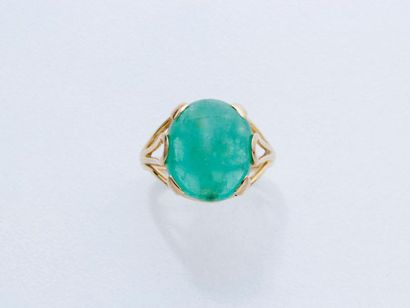 null Bague en or 750 millièmes, ornée d'un cabochon de béryl vert dépoli en serti...