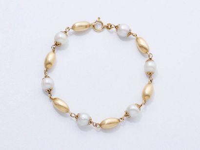 null Bracelet en or 750 millièmes composé de maillons olive satinés alternés de perles...
