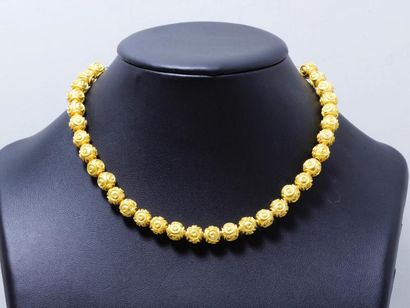 null Collier composé de 32 perles en or 750 millièmes décorées de motifs torsadés...