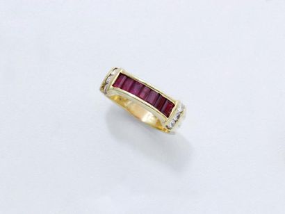 null Bague en or 750 millièmes, ornée d'une ligne de rubis taille baguette en serti...