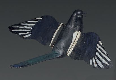 null Pie bavarde (agasse). Oiseau en bois avec ailes articulées en tôle. Etait utilisé...