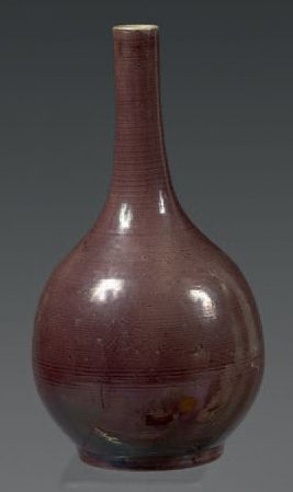 CHINE Vase bouteille à fond monochrome aubergine. Période JIAQING (1796-1820)
H:...