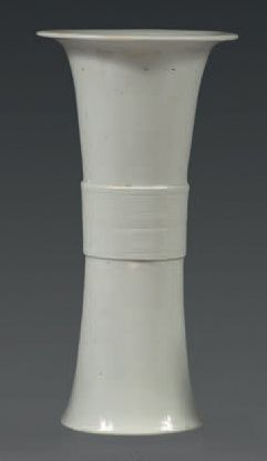 CHINE Vase yenyen (cornet) à fond monochrome blanc, à bandeau central incisé d'une...
