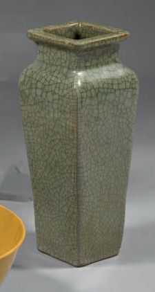 CHINE Vase quadrangulaire de forme balustre à fond céladon vert craquelé «Gu». XVIIIème...