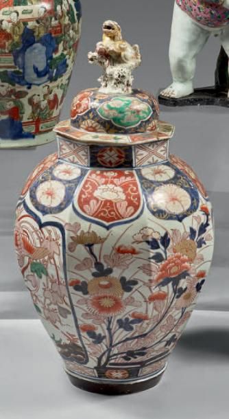 JAPON Potiche couverte octogonale de forme balustre, décorée dans la palette imari...
