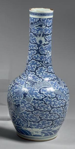 CHINE Grand vase de forme balustre à long col étroit, décoré en bleu sous couverte...