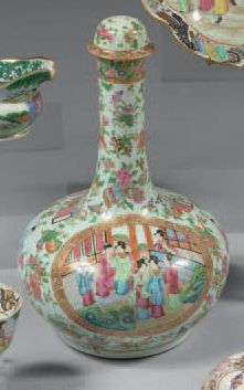 CHINE Vase bouteille à long col étroit, décor en émaux de la famille rose de scènes...