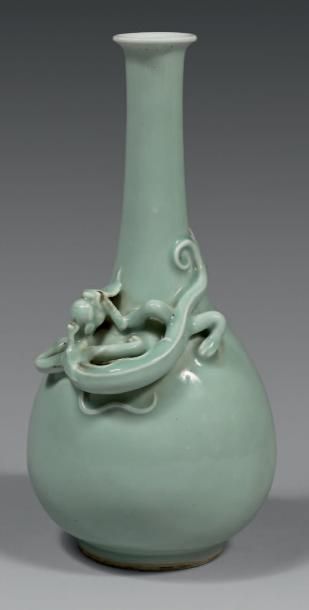 CHINE Vase bouteille à long col étroit à fond vert céladon, décoré à l'épaulement...