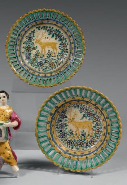 HOLLITCH Paire de plats ronds creux ajourés sur l'aile décorés en polychromie de...