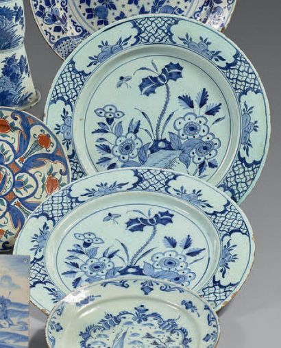 DELFT Paire de plats circulaires, décorées en camaïeu bleu dans le goût de la Chine...