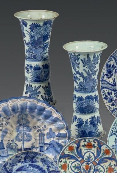 DELFT Paire de vases cornet, décorés en camaïeu bleu dans le goût chinois de la période...