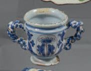 NEVERS Vase Médicis miniature, les deux anses torsadées à décor en bleu et manganèse...