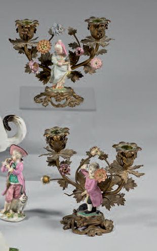 Höecht Paire de figurines en porcelaine représentant deux enfants debout sur un tertre...