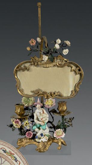 MEISSEN Figurine représentant arlequin assis sur un ro-cher fleuri tenant une cornemuse....