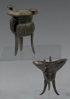 CHINE Vases à vin de forme «jue» et «jia» en bronze à patine brune, la panse à décor...