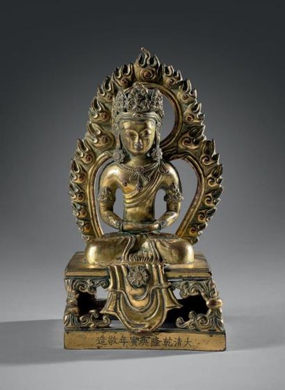 CHINE Statuette d'Amitayus en bronze doré, assis en padmasana sur un socle de forme...